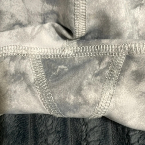 Alive tie dye silver & white high rise capris yoga leggings size small - Picture 5 of 6